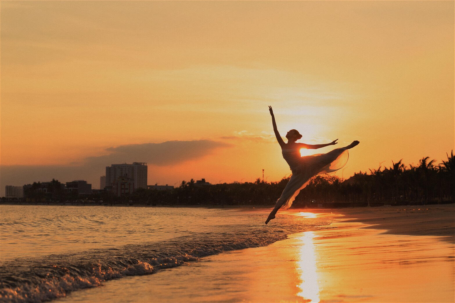 Leaping into life — raw and real. Leaving the eternal “maybe” of endless possibilities behind, overcoming the fear of choosing, and choosing myself — a declaration repeated again and again. With photographer Phan Tuấn Vũ.